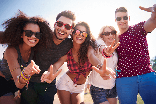 Grupo de personas con gafas de sol, representando la experiencia de marca de Óptica Diagonal
